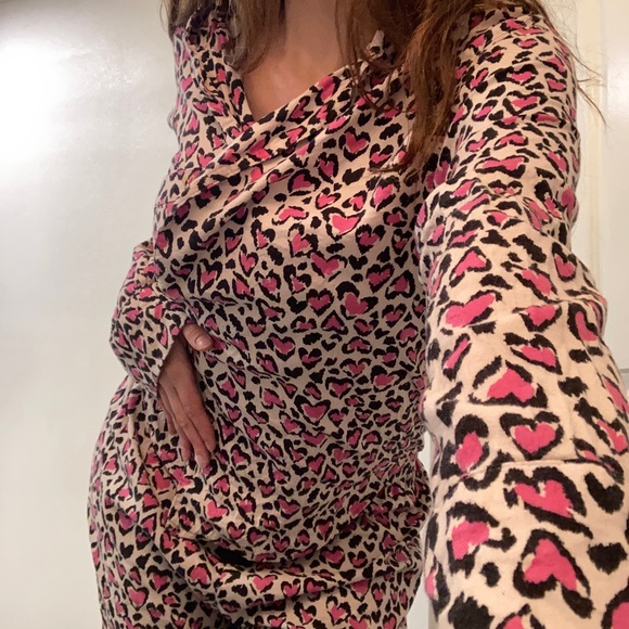 Victoria’s Secret pink cheetah print heart pj set - Picture 3 of 5